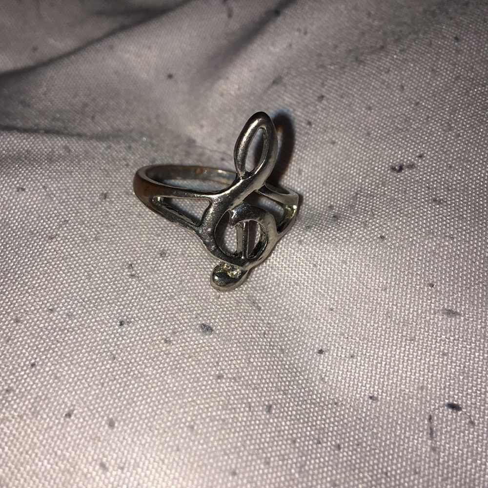 Treble clef ring